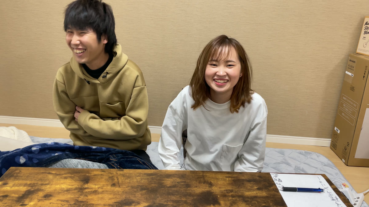 SNSを始めた頃、部屋のこたつ机の前で笑うふたり